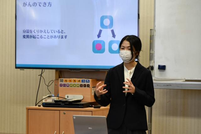 講義を行う医学生