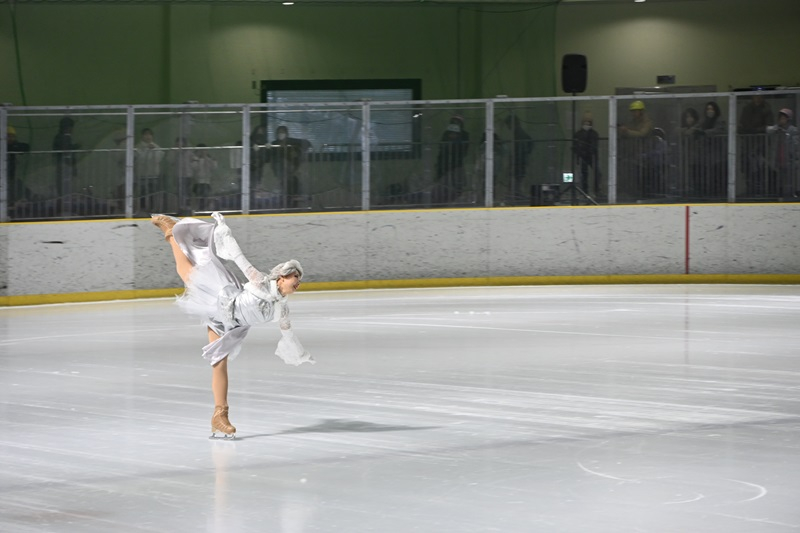 氷上フェスティバルのエキシビションで演技を披露する選手