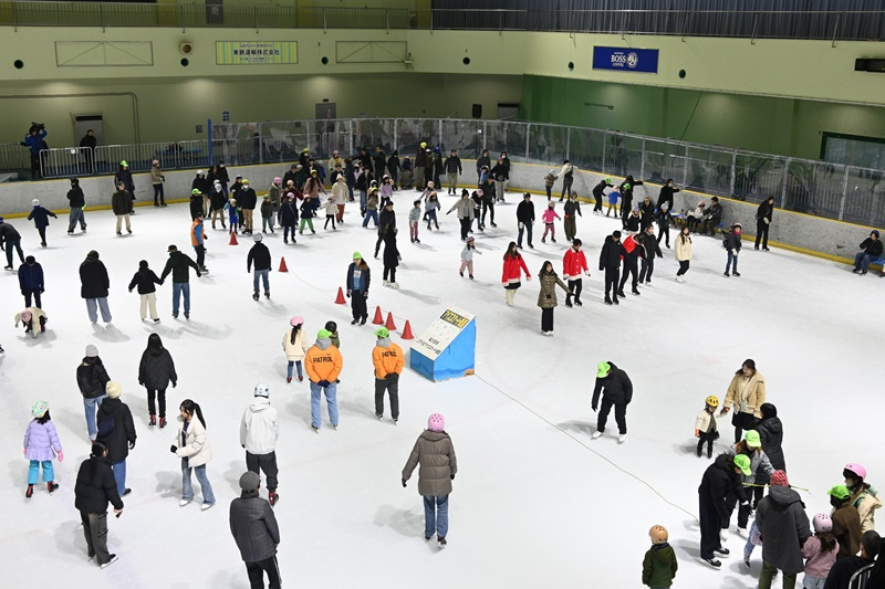 スケートリンクを滑る人々