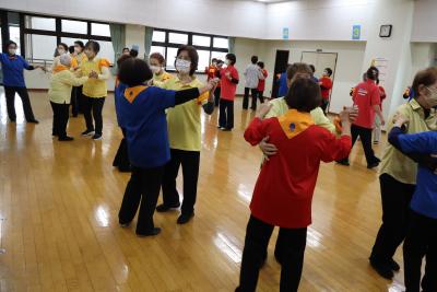 組んで踊る様子