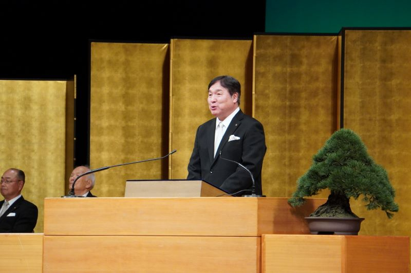 二十歳を祝う会で話す斉藤区長