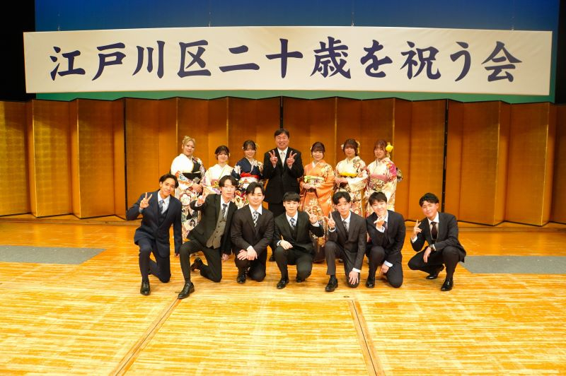 出席者の皆さんと写真を撮る斉藤区長