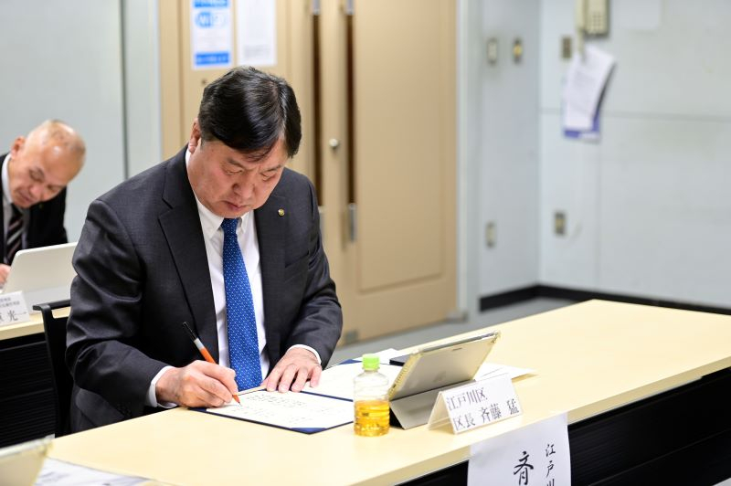 署名をする斉藤区長