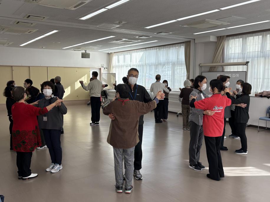 リズム運動　組んで踊る様子