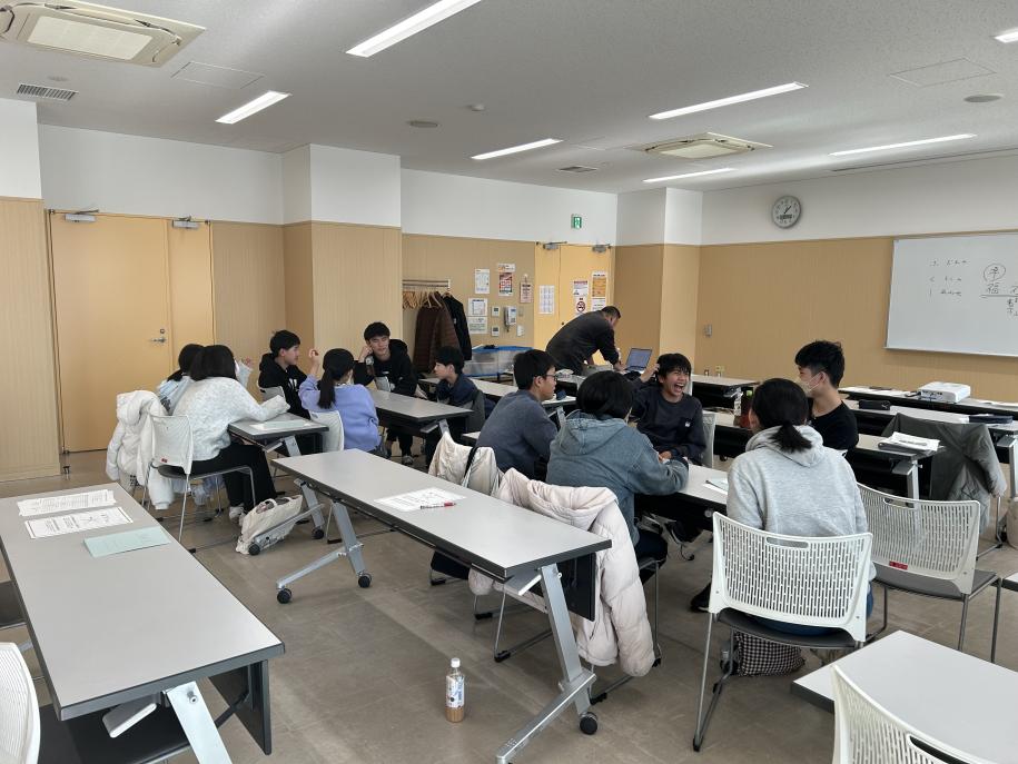 防災キャンプの振り返りを行っている様子