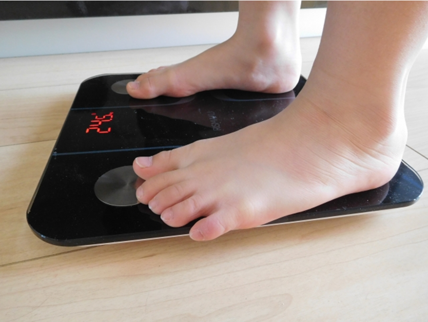 体重計に乗る子ども