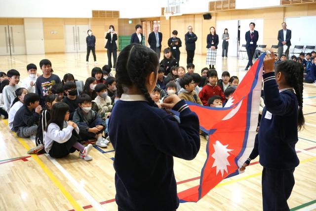 交流会を楽しむ児童