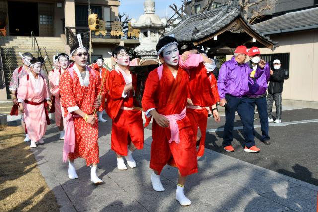 色鮮やかな長襦袢と白足袋姿でまちを駆け巡る青年ら