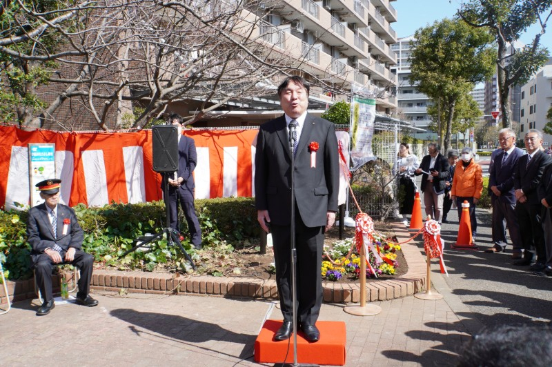 城東電車百年記念碑除幕式で挨拶する区長