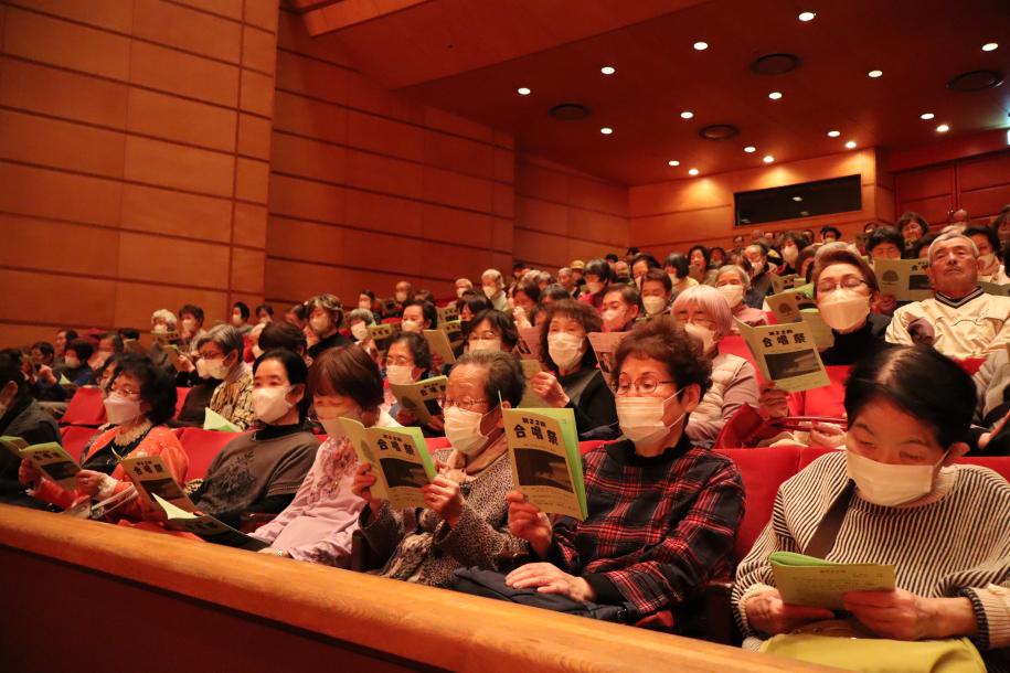 歌う参加者の様子