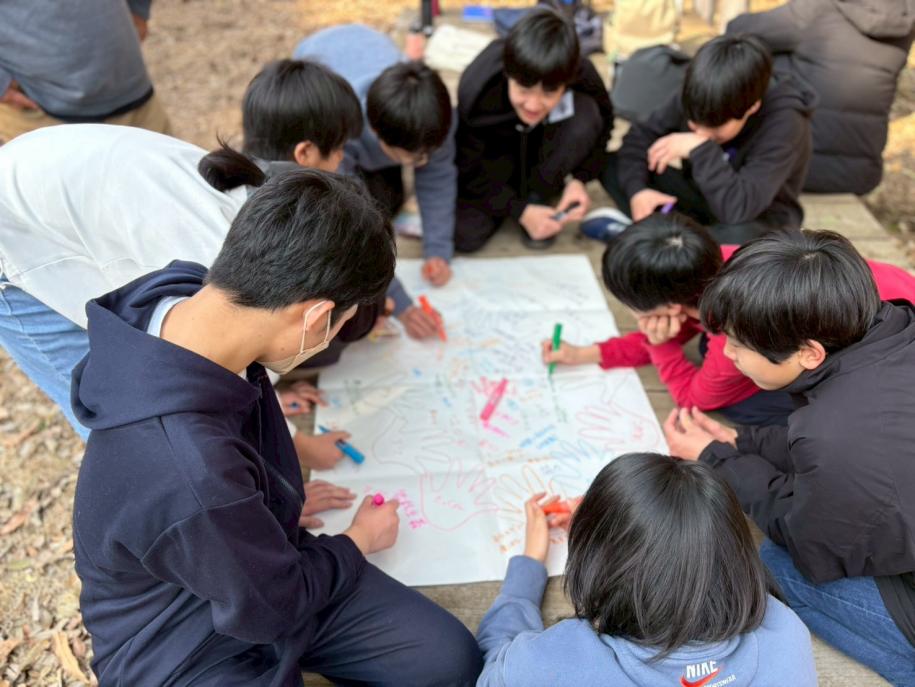 輪になってイベントの計画を立てている様子