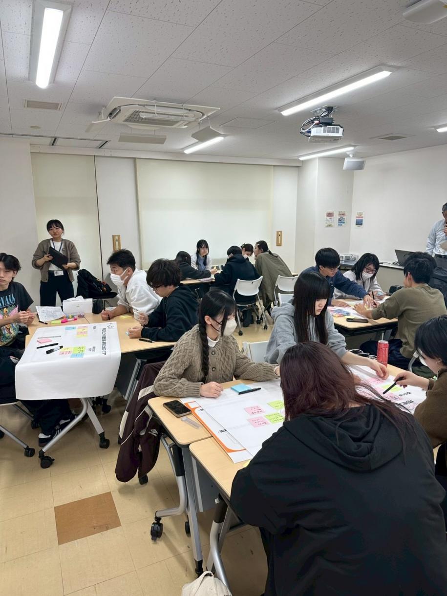 ワークショップでグループワークを行っている様子