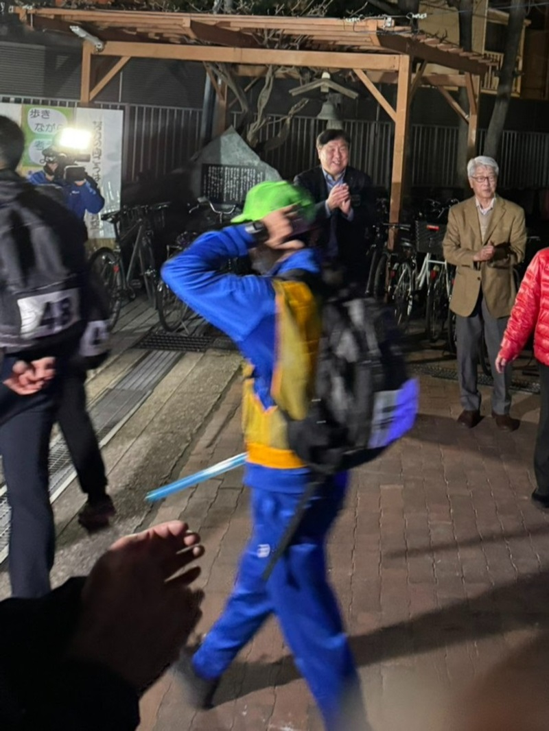 ナイトウォーク参加者を見送る区長