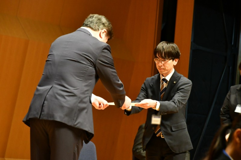 職員に採用発令通知を渡す区長