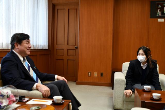 河上めいさんと斉藤区長の面会の様子