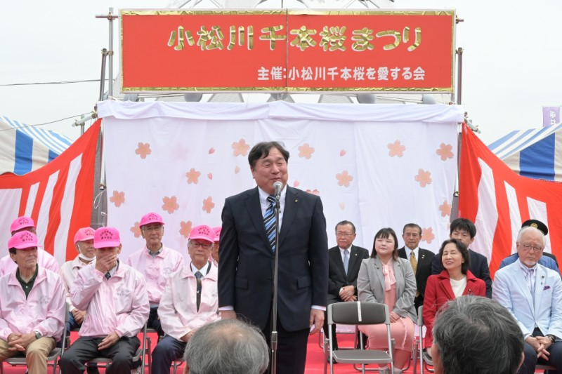 小松川千本桜まつりで挨拶する区長
