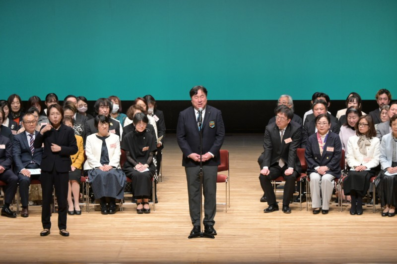 くすのきカルチャー教室開講式で挨拶する区長