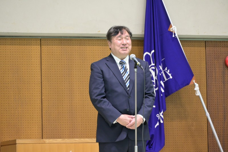 江戸川区総合体育祭開会式で挨拶する区長