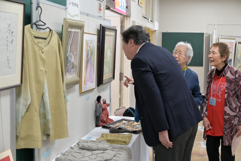 作品を見る区長