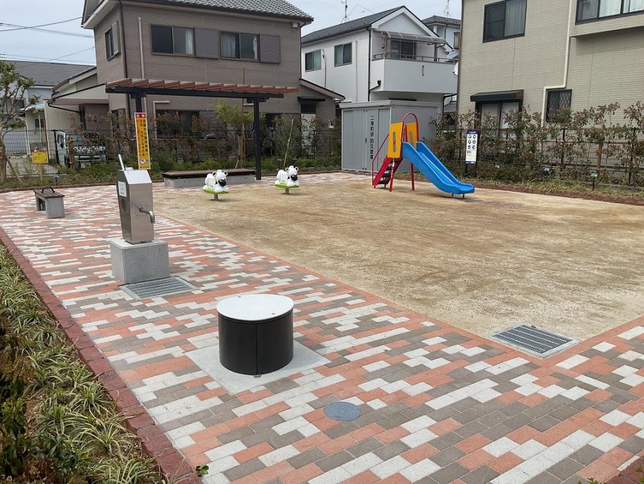 防災施設や遊具の写真