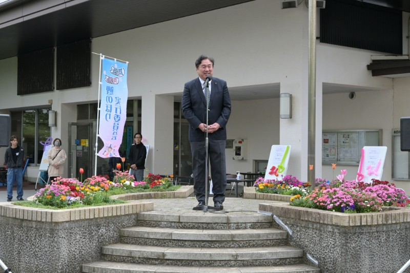 こどもまつりで挨拶する区長