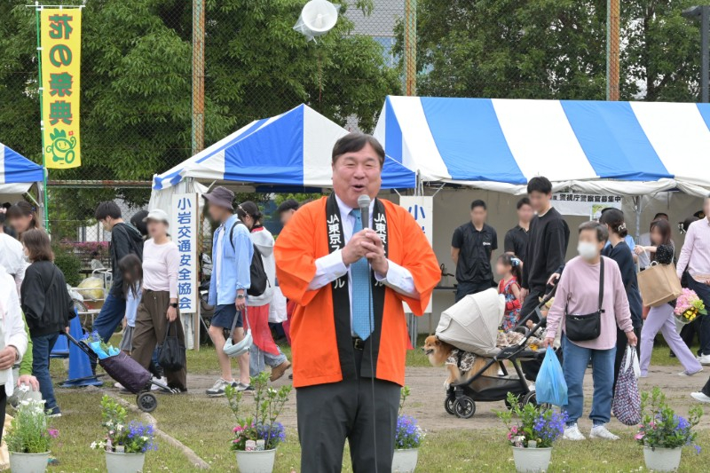 花の祭典で挨拶する区長