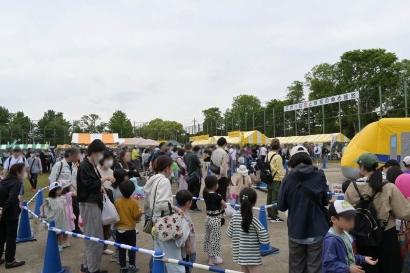 参加者でにぎわう花の祭典会場
