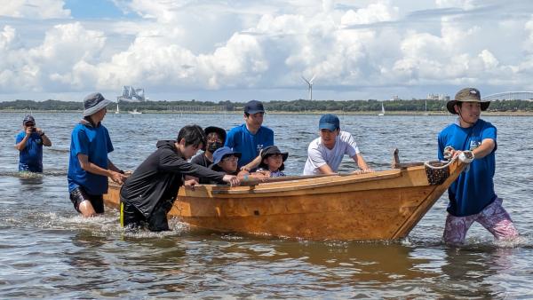 里海まつりでのべか舟体験の様子