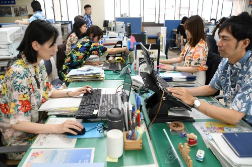 区職員がアロハシャツを着て姉妹都市をPR