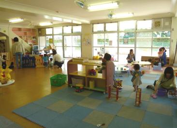 子育てひろば内で親子が遊んでいる様子