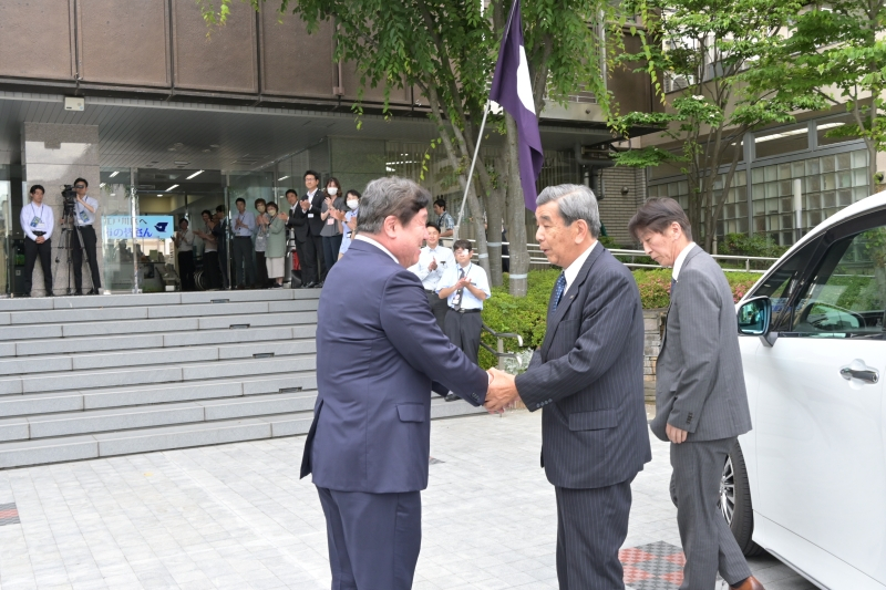 市長と握手をする区長