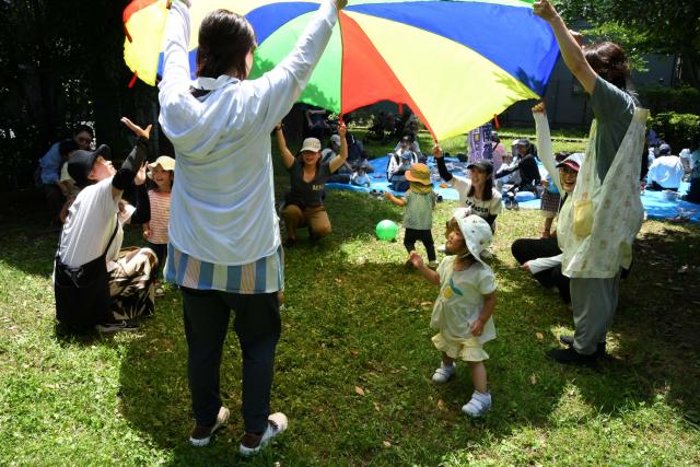 青空おでかけひろばで遊ぶ幼児たち