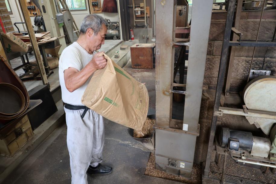 工場で作業中の小川さん