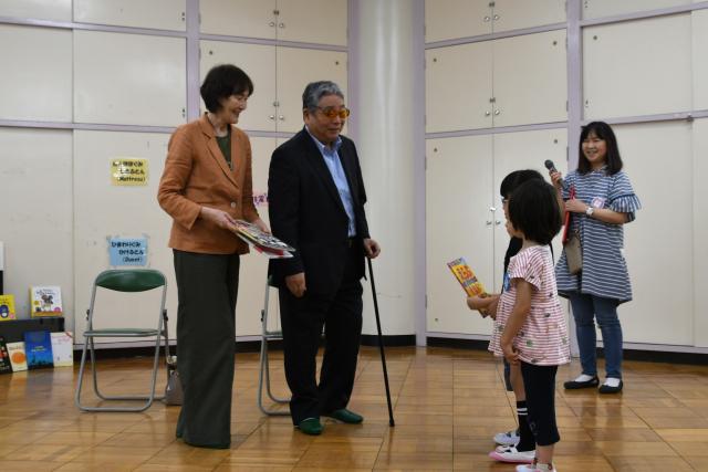 区民が保育施設に絵本寄贈