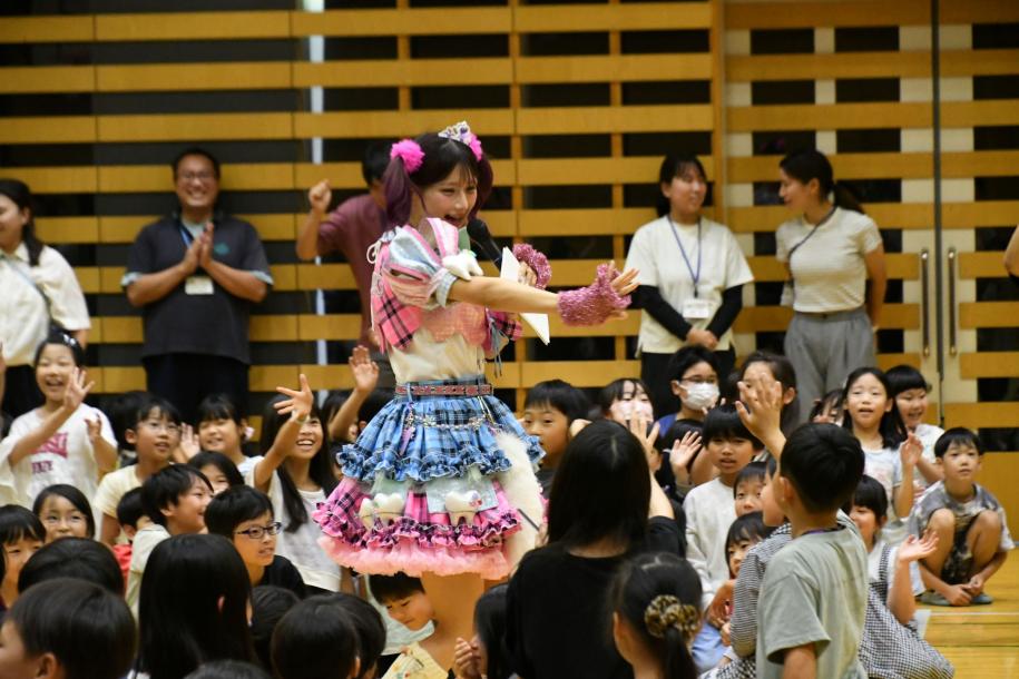区立第二葛西小学校の生徒たちの前に登場したしなこさん