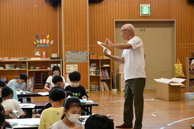 灯籠づくりを教える芳賀会長