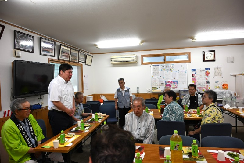 小岩あさがお市で挨拶する区長