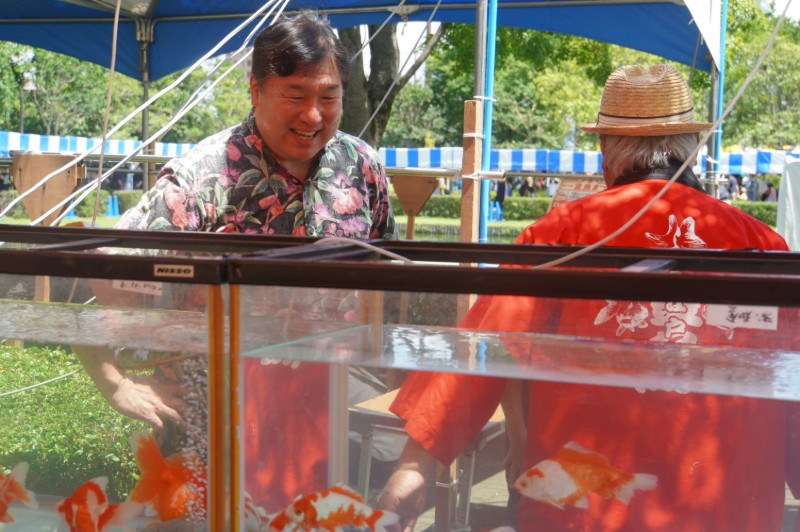江戸川区特産金魚まつりに参加した区長