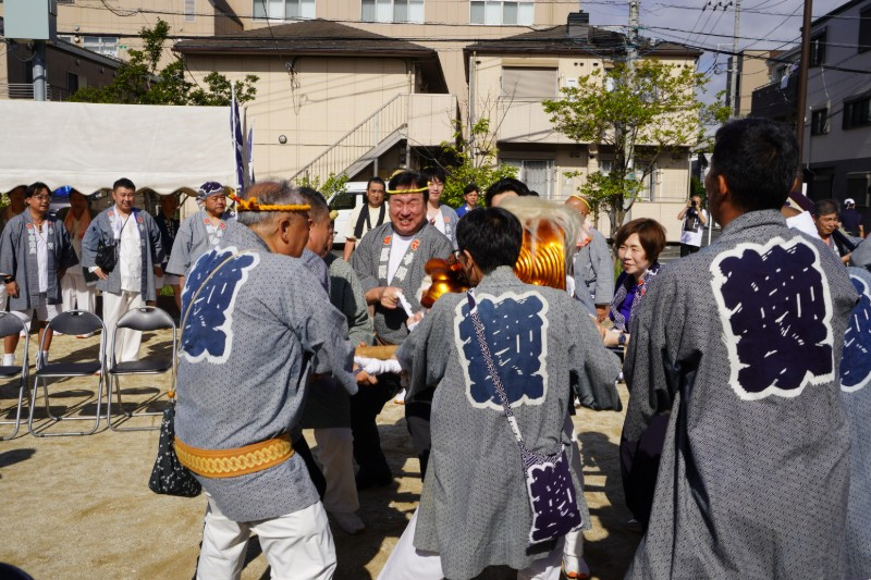 獅子もみに参加した区長