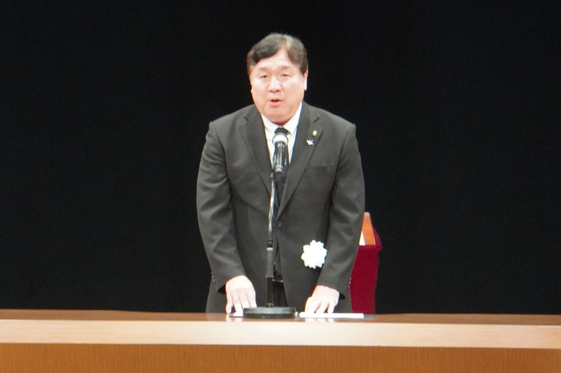 江戸川区原爆犠牲者追悼式で挨拶する区長