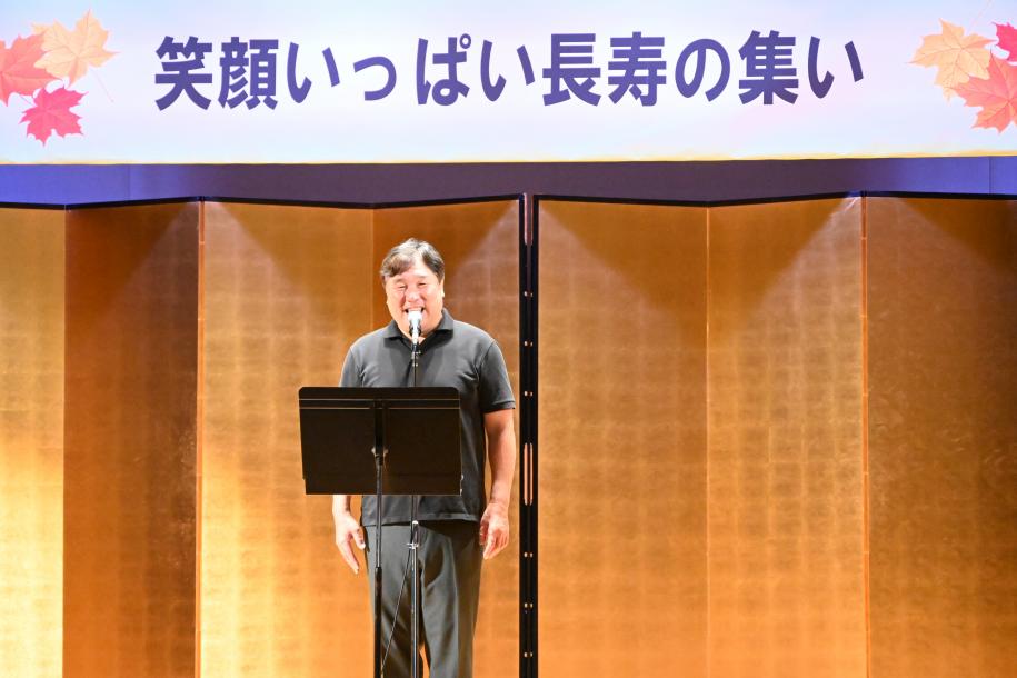 令和6年度笑顔いっぱい長寿の集い区長あいさつ写真