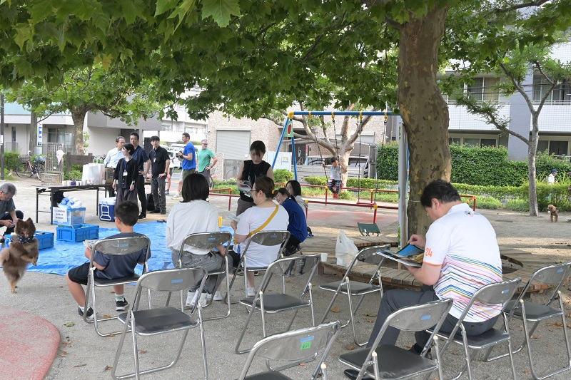 公園の木陰で読書を楽しむ様子