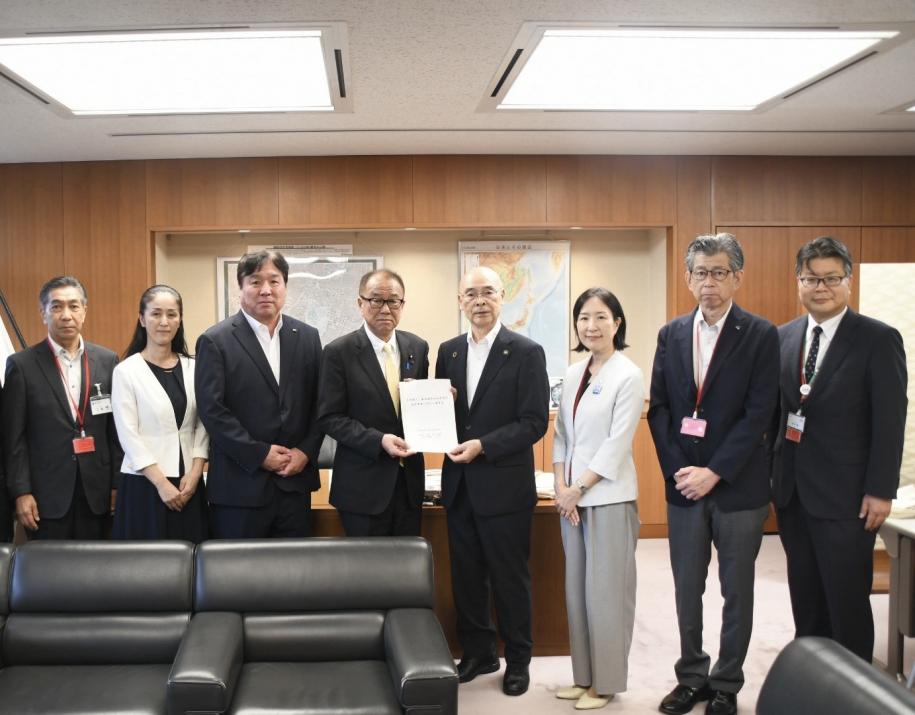 荒川沿川の7区連名で荒川第二・三調節池他整備等治水事業に関する要望書を提出