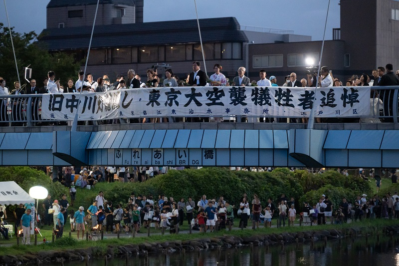 旧中川東京大空襲犠牲者慰霊灯籠流し