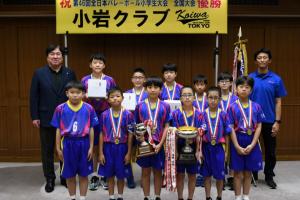 区長と小岩クラブの集合写真