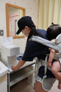 調乳用温水サーバー利用の様子