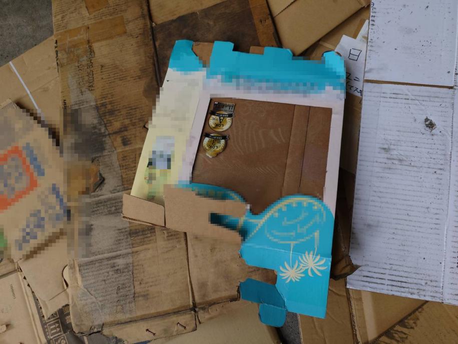 プラスチック製フィルム等がついた段ボール