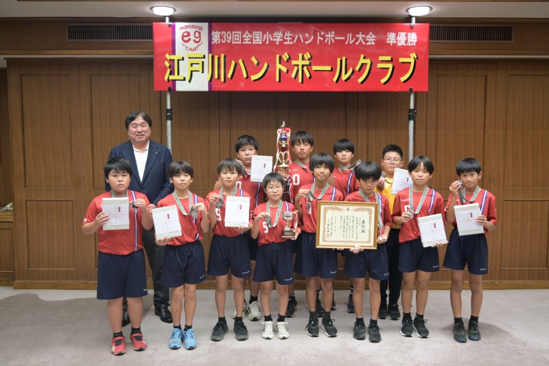 区長と江戸川ハンドボールの記念撮影