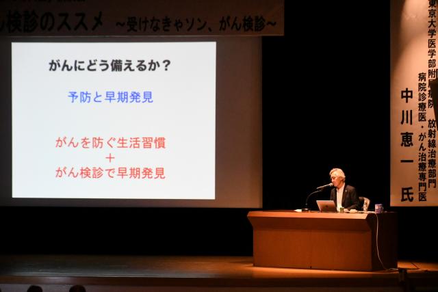 講演する中川医師