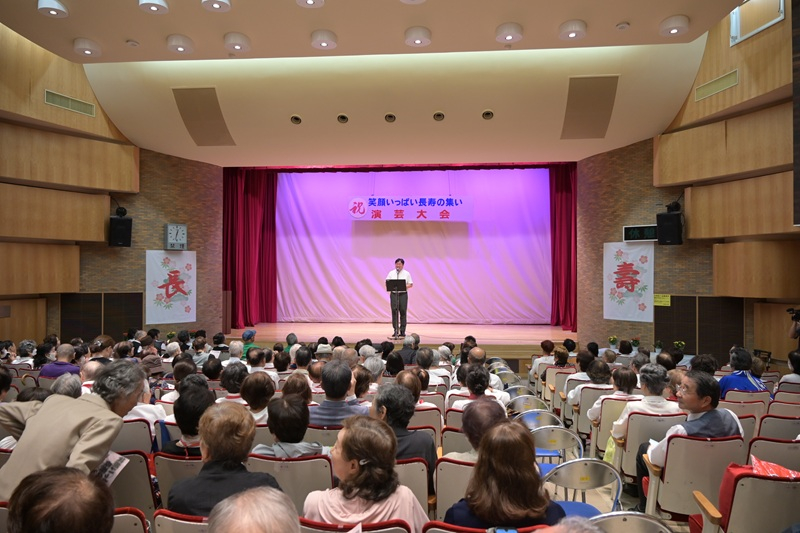 笑顔いっぱい長寿の集い 演芸大会での区長からの挨拶